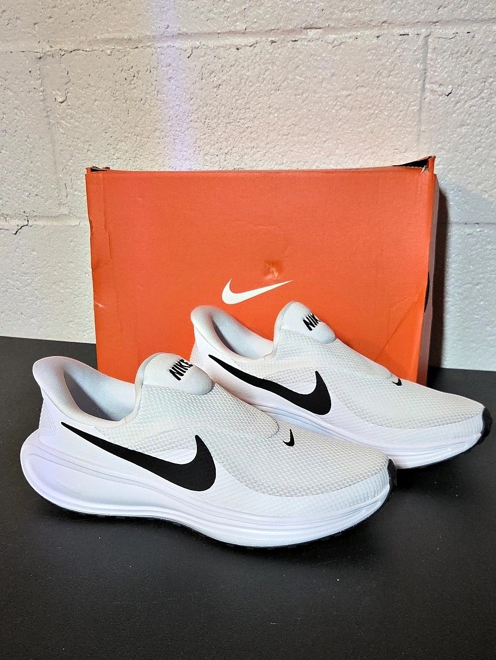 Nike Revolution 8 EasyOn Men's Athletic Shoes White & Black US 11 Like New